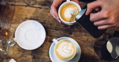 Barista schenkt koffie, een scheutje koffie staat symbool voor inspiratie