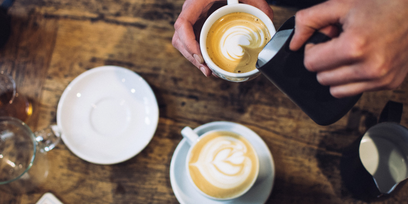 Barista schenkt koffie, een scheutje koffie staat symbool voor inspiratie